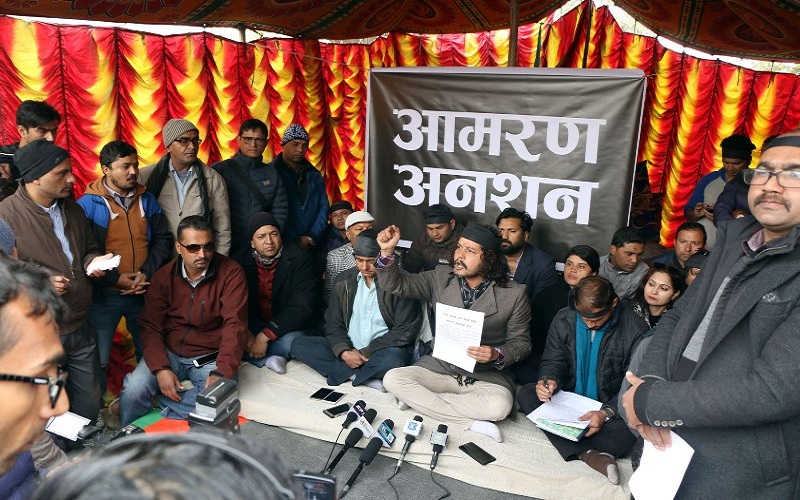 अर्थमन्त्रीको राजीनामा माग गर्दै शेयर लगानीकर्ता आमरण अनसनमा अर्थमन्त्रीको राजीनामा माग गर्दै शेयर लगानीकर्ता आमरण अनसनमा