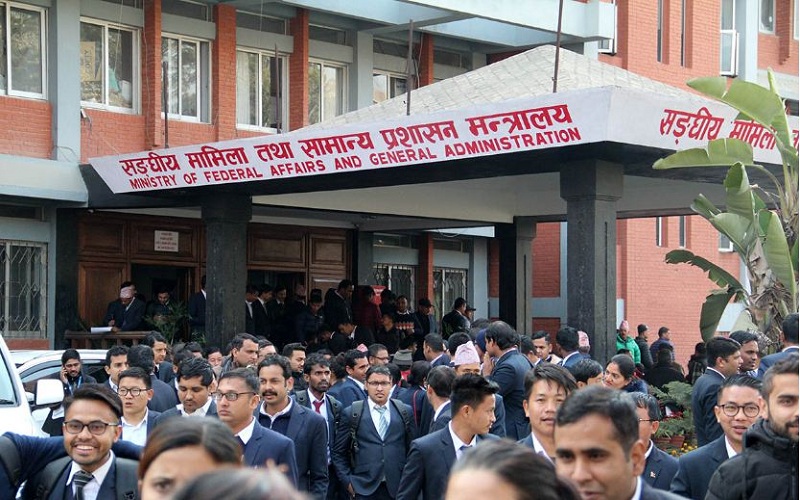 सरकारको आलोचना गर्ने कर्मचारीलाई कडाइ