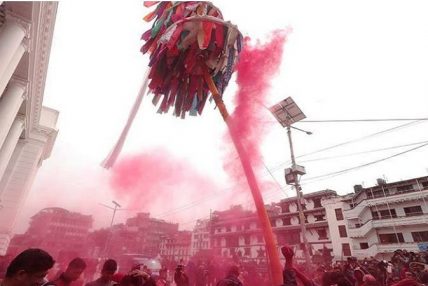 होली पर्व सुरुः बसन्तपुरमा ठड्याइयो होलीको चीर होली पर्व सुरुः बसन्तपुरमा ठड्याइयो होलीको चीर