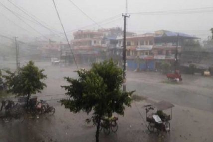 काठमाडौंलाई कालो बादलले छोपियो, हुरीबतास र चट्याङसहित पानी पर्ने, सचेत रहन आग्रह