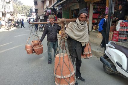 वृद्ध भाँडा बिक्री गर्न गाउँतिर जाँदै
