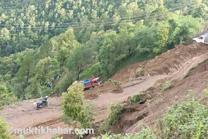 पाल्पामा पहिरोले २ जनाको मृत्यु, २ वटा गाडी बगायो! पाल्पामा पहिरोले २ जनाको मृत्यु, २ वटा गाडी बगायो!