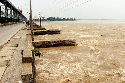 सप्तकोशीमा पानीको बहाव उच्च भएपछि ४८ वटा ढोका खोलियो