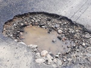 सडकको खाल्डाखुल्डीले दुर्घटना जोखिम बढ्दो