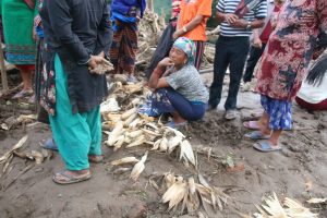 प्रचण्ड लामिछानेले गरे बाह्रबिसे पहिरो पीडितलाई आर्थिक सहयोग