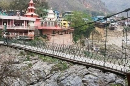 नाका बन्द हुँदा नेपाली व्यापारी भारतमै रोकिए