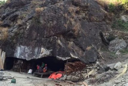 लकडाउनको पीडा : भाडा तिर्न नसक्दा ओडारमा बास