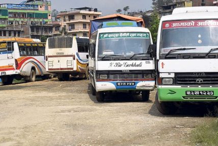 सार्वजनिक यातायात खुल्यो, यात्रु छैनन्