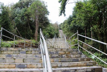 पर्यटकीयस्थल रेसुङ्गामा सिँढी निर्माण