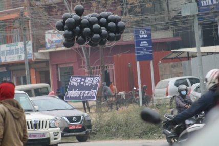 गृहमन्त्री थापालाई चितवनमा कालो झण्डा (भिडियाेसहित)