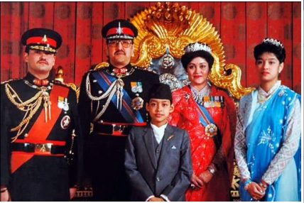 पूर्वराजा वीरेन्द्र र पूर्वरानी ऐश्वर्याको निवास रहेको श्रीसदनमा अवलोकनकर्ताको भिड पूर्वराजा वीरेन्द्र र पूर्वरानी ऐश्वर्याको निवास रहेको श्रीसदनमा अवलोकनकर्ताको भिड