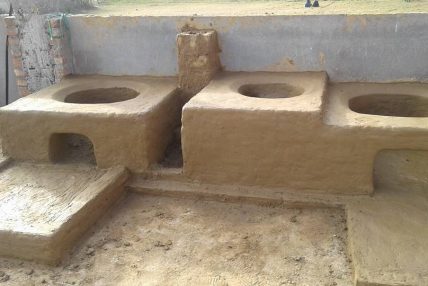 मुसहर बस्तीमा सुधारिएको चुलो मुसहर बस्तीमा सुधारिएको चुलो