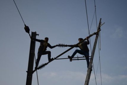 विद्युत् चोरी गरेर पानीतान्ने पम्पबाट खेतमा सिँचाइ