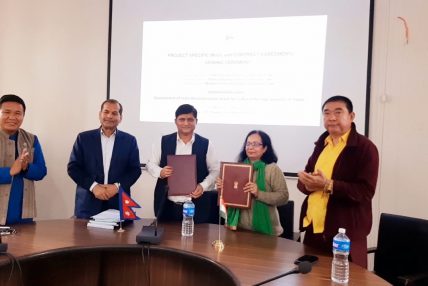 पुर्वमन्त्री डा. लामाको नेत्वृवमा सिन्धुपाल्चोकमा गुम्बा पुनर्निर्माण गर्न प्राधिकरण र निर्माण कम्पनी बिच सम्झौता सम्पन्न