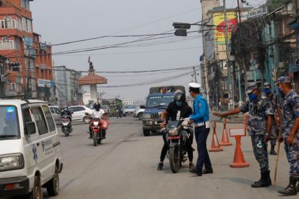 लकडाउन उल्लङ्घन गर्नेलाई धमाधम कारवाही गर्दै प्रहरी