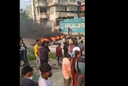 महानगरपालिकाको टोली डोजरसहित तीनकुने, सडकमा टायर बालेर विरोध