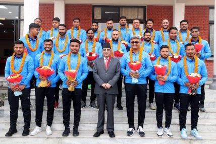 क्रिकेट खेलाडी र प्रशिक्षकलाई जनही ६ लाख दिने सरकारको निर्णय क्रिकेट खेलाडी र प्रशिक्षकलाई जनही ६ लाख दिने सरकारको निर्णय