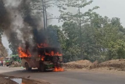 धादिङमा गुडरहेको बसमा आगलागी