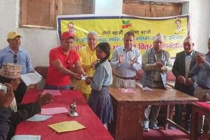 कर्णालीमा १० लाख ८ हजारको छात्रवृत्ति वितरण