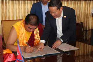 नवनियुक्त लुम्बिनी विकास कोषका उपाध्यक्ष डा. लामाद्वारा पदभार ग्रहण