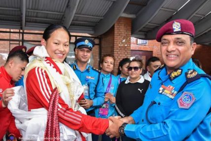प्रहरी अतिरिक्त महानिरीक्षक सन्दिप भण्डारीद्वारा खेलाडीहरुलाई विमानस्थलमा स्वागत प्रहरी अतिरिक्त महानिरीक्षक सन्दिप भण्डारीद्वारा खेलाडीहरुलाई विमानस्थलमा स्वागत