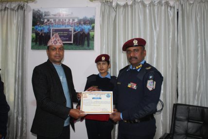 डीआईजी भिम प्रसाद ढकालद्धारा १३ जना प्रहरी कर्मचारीहरूलाई प्रशंसा-पत्र वितरण