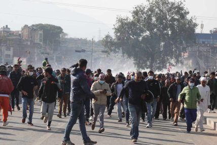 बल्खुमा झडप, प्रहरीले हान्यो अश्रुग्यास र पानीको फोहोरा