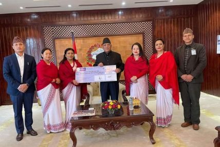 नेपाल प्रहरी श्रीमती संघद्वारा भुकम्प पिडितकाे सहयाेगार्थ प्रधानमन्त्रीलाई चेक हस्तान्तरण नेपाल प्रहरी श्रीमती संघद्वारा भुकम्प पिडितकाे सहयाेगार्थ प्रधानमन्त्रीलाई चेक हस्तान्तरण