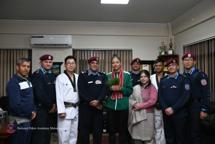 एआईजी सन्दिप भण्डारीद्धारा स्वर्ण पदक प्राप्त गर्न सफल तेक्वान्दो खेलाडी ईन्दिरा बस्नेत सम्मानित