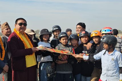 पाँचौँ दक्षिण एसियाली स्केट बोर्ड प्रतियोगिता उपाध्यक्ष डा. लामा द्वारा स्केटबोर्ड प्रदान गरेर उद्घाटन