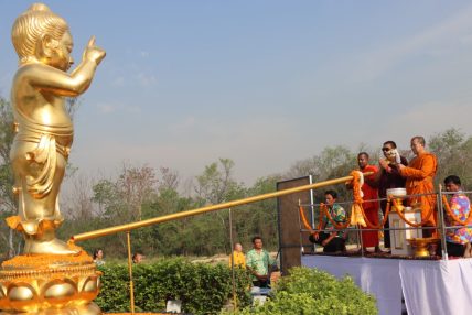 सोङक्रानको अवसरमा उपाध्यक्ष डा. लामा र थाई धर्मदुत प्रमुख फ्रा वोङले चढाए लिटिल बुद्धलाई  पानी