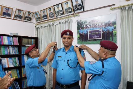 डिआईजी लालमणि आचार्यको प्रमुख आतिथ्यतामा दर्ज्यानी चिन्ह सु-शोभन कार्यक्रम सम्पन्न डिआईजी लालमणि आचार्यको प्रमुख आतिथ्यतामा दर्ज्यानी चिन्ह सु-शोभन कार्यक्रम सम्पन्न
