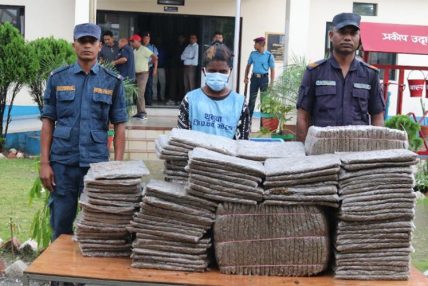 मोरङ प्रहरीद्वारा २१८ किलो गाँजासहित एक जना पक्राउ मोरङ प्रहरीद्वारा २१८ किलो गाँजासहित एक जना पक्राउ