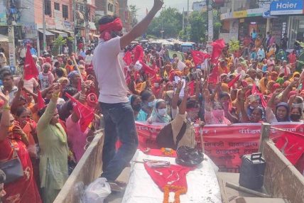 जनकपुरमा हत्या गरिएका व्यक्तिको शवसहित मिटरब्याज पीडितको प्रदर्शन जनकपुरमा हत्या गरिएका व्यक्तिको शवसहित मिटरब्याज पीडितको प्रदर्शन
