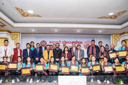 महिला भलिबल टिमलाई काठमाडौँ महानगरद्धारा जनही एक लाख नगदसहित सम्मान महिला भलिबल टिमलाई काठमाडौँ महानगरद्धारा जनही एक लाख नगदसहित सम्मान