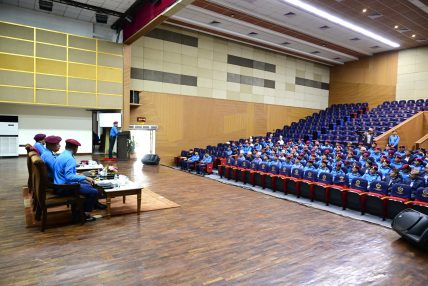 कार्यक्षेत्र जान लागेका इन्स्पेक्टरलाई आईजीको निर्देशन : नागरिकको आँखामा अब्बल प्रहरीको छाप बनाउनु कार्यक्षेत्र जान लागेका इन्स्पेक्टरलाई आईजीको निर्देशन : नागरिकको आँखामा अब्बल प्रहरीको छाप बनाउनु