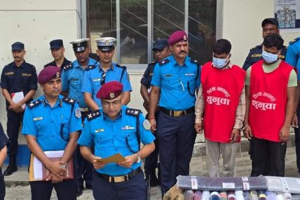 मकवानपुर प्रहरीद्धारा भन्सार छलि ल्याएको १ करोड ३५ लाख रुपैयाँ बराबरको लत्ताकपडासहित दुई जना पक्राउ