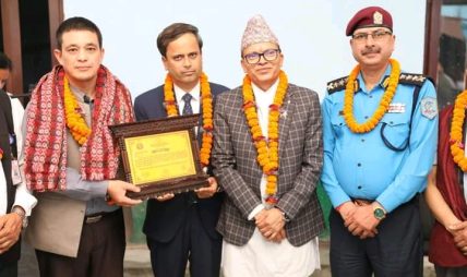 केन्द्रीय कारागार कार्यालयमा बागमती प्रदेशका सांसद दिपेन्द्र श्रेष्ठलाई विशेष सम्मान