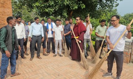 झाडु लगाएर उपाध्यक्ष डा. लामाले गरे लुम्बिनीको नियमित सरसफाइ अभियानको सुरुवात