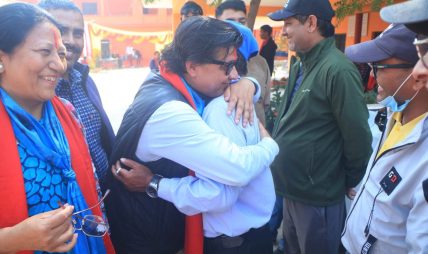 घरदैलो अभियानमा डा. थापा: जनताको मन जित्दै- भरोसा बटुल्दै ! घरदैलो अभियानमा डा. थापा: जनताको मन जित्दै- भरोसा बटुल्दै !