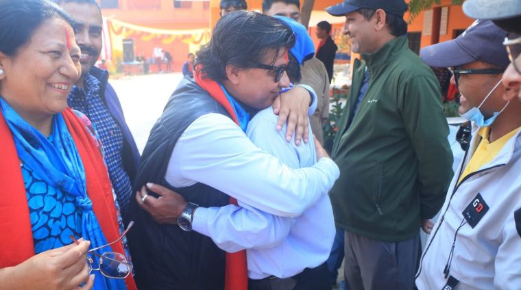 घरदैलो अभियानमा डा. थापा: जनताको मन जित्दै- भरोसा बटुल्दै !