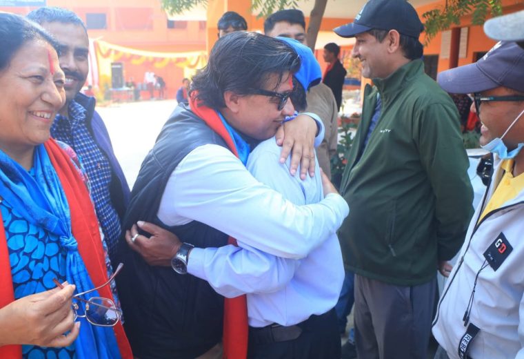 घरदैलो अभियानमा डा. थापा: जनताको मन जित्दै- भरोसा बटुल्दै !