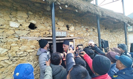 चुनबाङ पुगे प्रचण्ड: “यहीँ बसेर ढाडमा टेकेर टाउकोमा हान्ने नीति बनायौँ”