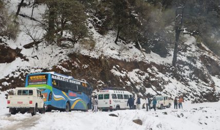 रुकुम पूर्वमा भारी हिमपातः मध्यपहाडी लोकमार्ग अवरुद्ध रुकुम पूर्वमा भारी हिमपातः मध्यपहाडी लोकमार्ग अवरुद्ध