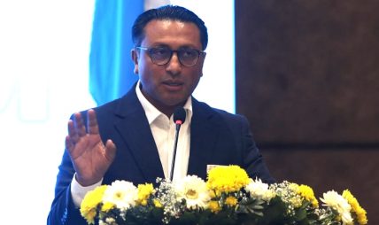 सांसदलाई वाचापत्र दोहोर्‍याएर पढ्न् स्वर्णिम वाग्लेको निर्देशन