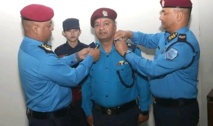 एआईजी ईश्वर कार्कीद्वारा बढुवा भएका प्रहरीलाई दर्ज्यानी चिन्ह प्रदान एआईजी ईश्वर कार्कीद्वारा बढुवा भएका प्रहरीलाई दर्ज्यानी चिन्ह प्रदान