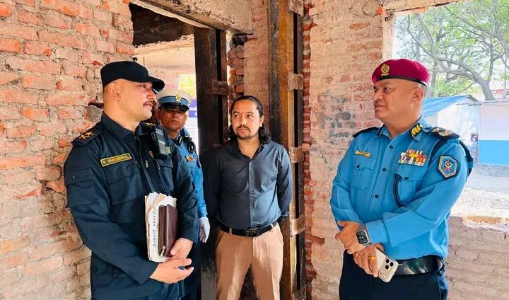 एआइजी ईश्वर कार्कीद्वारा पुनर्निर्माण हुँदै गरेको प्रहरी वृत्त गौशालाको निरीक्षण