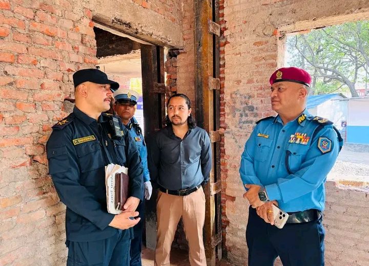 एआइजी ईश्वर कार्कीद्वारा पुनर्निर्माण हुँदै गरेको प्रहरी वृत्त गौशालाको निरीक्षण