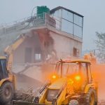 मनोहरा नदी किनारमा डोजरमाथि ढुंगामुढा हुँदा एक दर्जन प्रहरी घाइते