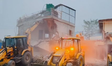 मनोहरा नदी किनारमा डोजरमाथि ढुंगामुढा हुँदा एक दर्जन प्रहरी घाइते